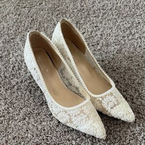 Lace Pointed-Toe Bridal Pumps in Ivory